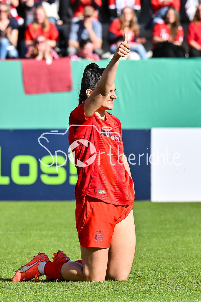 FC Bayern München - TSG 1899 Hoffenheim | Daumen Hoch - Jovana DAMNJAVOVIC (FCB #9) bedankt sich fuer eine Flanke / Einzelfoto / Freisteller / Frauen DFB Pokal: FC Bayern Muenchen - TSG 1899 Hoffenheim, FC Bayern Campus am 22.03.2025