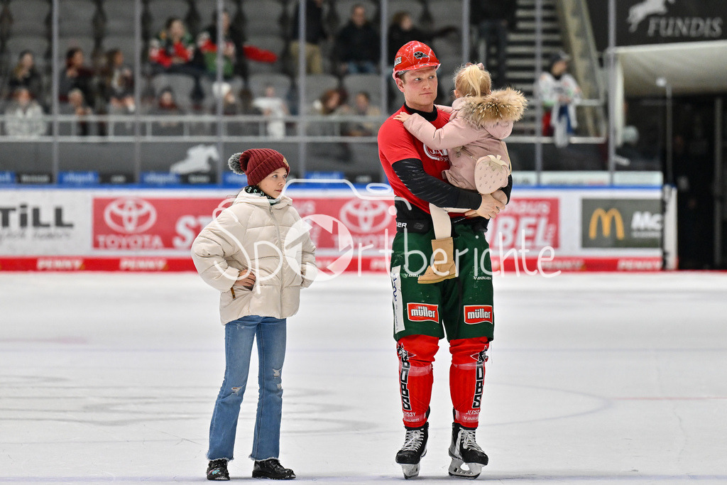 Augsburger Panther - Straubing Tigers | Die Panther feiern zusammen mit den Fans den Heimsieg gegen Straubing / DEL: Augsburger Panther - Straubing Tigers, Curt Frenzel Stadion am 29.11.2024 / Alexander OBLINGER (Augsburger Panther #50)