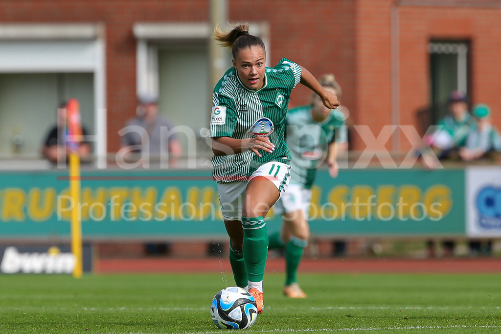 Fussball, Google Pixel Frauen-Bundesliga, SV Werder Bremen - TSG 1899 Hoffenheim | v.li.: Maja Sternad (SV Werder Bremen, 11) am Ball, Einzelbild, Ganzkörper, Aktion, Action, Spielszene, DIE DFB-RICHTLINIEN UNTERSAGEN JEGLICHE NUTZUNG VON FOTOS ALS SEQUENZBILDER UND/ODER VIDEOÄHNLICHE FOTOSTRECKEN. DFB REGULATIONS PROHIBIT ANY USE OF PHOTOGRAPHS AS IMAGE SEQUENCES AND/OR QUASI-VIDEO.