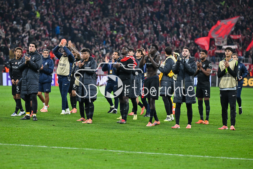 FC Bayern München - Sporting Lissabon | MUNICH, GERMANY - 09. DECEMBER: die Spieler der Portugiesen bedanken sich bei den mitgereisten Fans nach dem Match zwischen dem FC Bayern München und Sporting Lissabon am 6. Spieltag der UEFA Champions League Ligaphase in der Allianz Arena