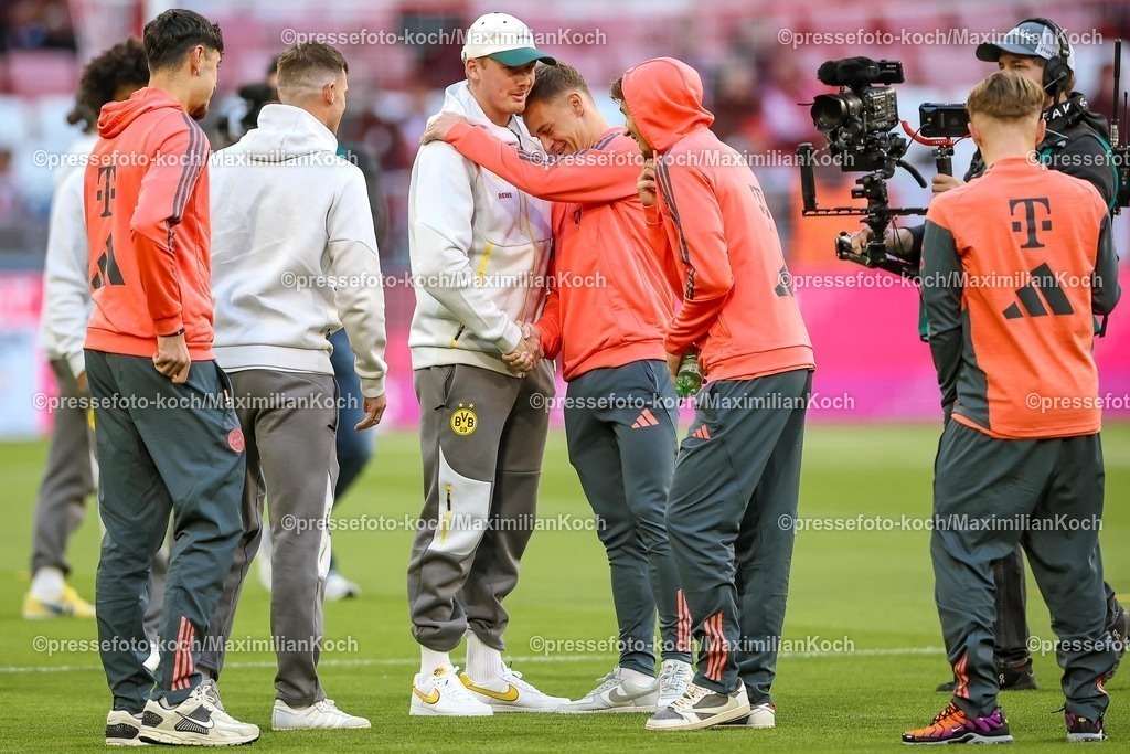 FCB18102501035 | 18.10.2025, Fußball, FC Bayern München - Borussia Dortmund, 1. Fußball Bundesliga, 7. Spieltag, Allianz Arena, Saison 2025 2026: Platzbegehung vor dem Spiel - Julian Brandt (BVB #10) neben Joshua Kimmich (FC Bayern Muenchen #06) DFB regulations prohibit any use of photographs as image sequences and or quasi-video.