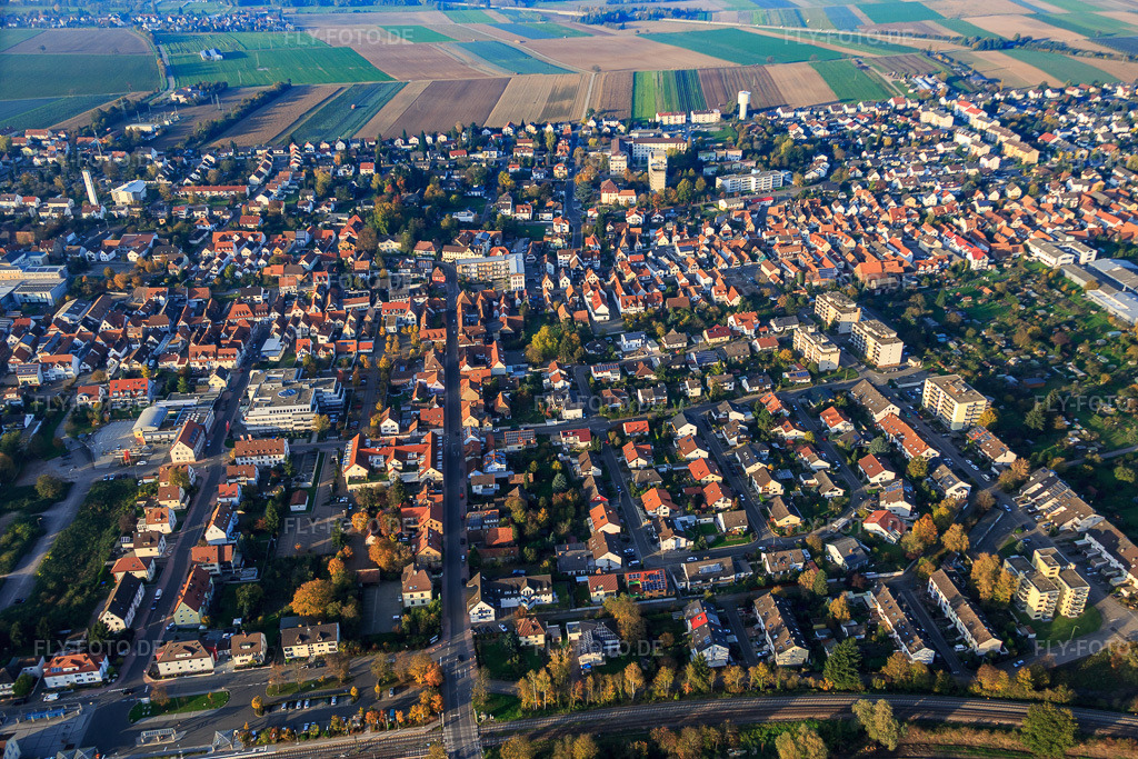 Luftbild: Bahnhofstraße von Süden in Kandel im Bundesland Rheinland-Pfalz in Deutschland. Foto: IMG_075763.jpg vom 01.11.2014 durch Werner Riehm/FLY-FOTO.de