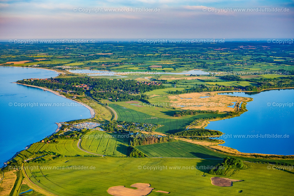 Hohwacht_ELS_9238030622 | HOHWACHT (OSTSEE) 03.06.2022 Ortsansicht an der Meeres-Küste der Ostsee in Hohwacht im Bundesland Schleswig-Holstein. // Townscape on the seacoast of Baltic Sea in Hohwacht in the state Schleswig-Holstein. Foto: Martin Elsen