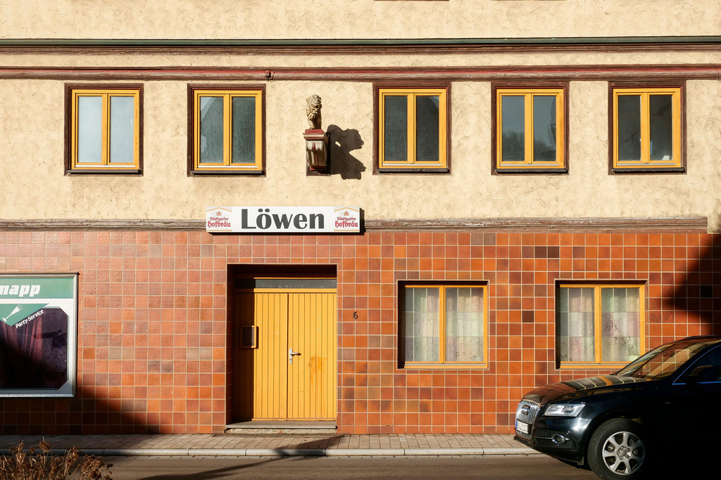 Löwen | Weissach Flacht - In Weissach steht schon lange der Gasthof Löwen leer. Im Gemeinderat wird nun eine Neukonzeption samt Kostenaufstellung vorgestellt. Die Gebrüder Essig wollen mit ihrer Brennerei "Brand No.17" dort rein. - Realisiert mit Pictrs.com