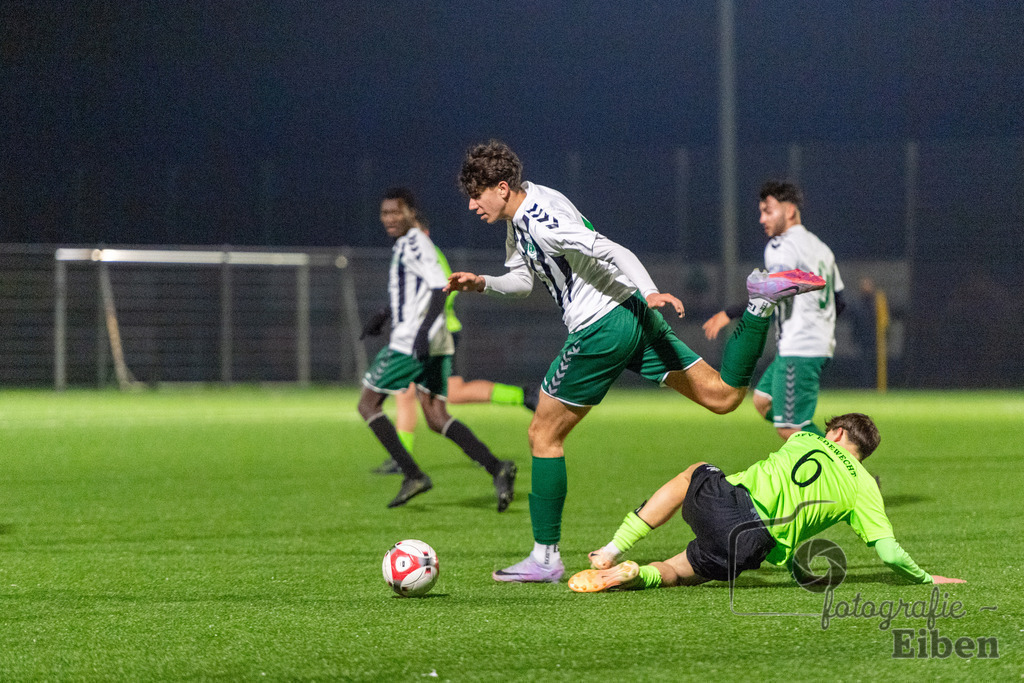 JFV Edewecht-VFL Oldenburg | A-Jugend Bezirkspokal; JFV Edewecht (grün)-VFL Oldenburg (weiß) am 27.02.2024; in Edewecht (Sportpark Göhlenweg), Photo: Philip Eiben 2024 - Realisiert mit Pictrs.com