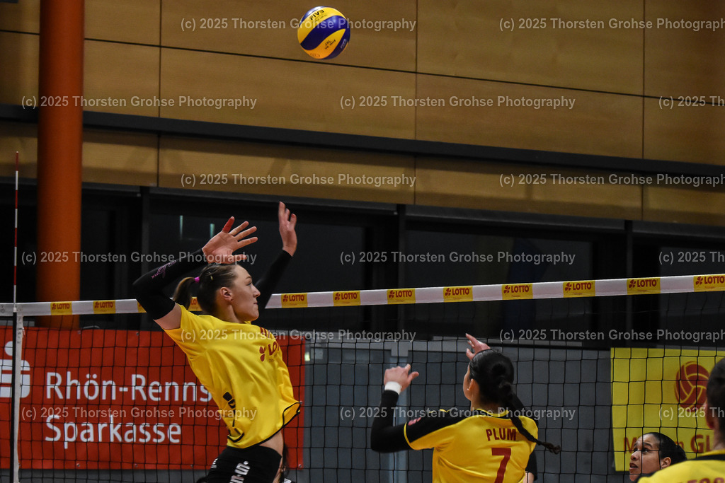 VBL VFB Suhl vs. SCHWARZ-WEISS Erfurt | (VFB Suhl) in Gelb, (Schwarz-Weiss Erfurt) in Schwarz; VBL VFB Suhl vs. SCHWARZ-WEISS Erfurt, Volleyball-Bundesliga Frauen am 17.02.2018 in der Multihalle in Meiningen, (Deutschland) - Realisiert mit Pictrs.com