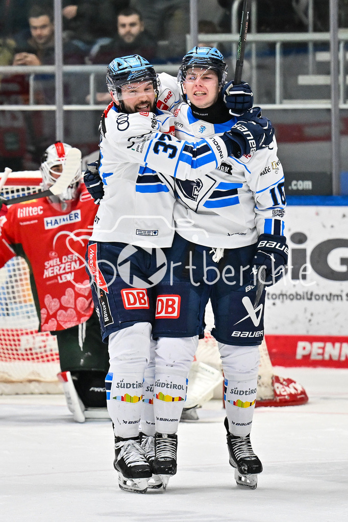 Augsburger Panther - ERC Ingolstadt | AUGSBURG, GERMANY - 12. DECEMBER: Jubel der Schanzer nach dem Ausgleich zum 3-4 druch Johannes KRAUSS (ERC Ingolstadt 16) / Tor / Torschuetze / Freude / Happy / während dem Match zwischen den Augsburger Panthern und dem ERC Ingolstadt am 27. Spieltag der Penny DEL im Curt Frenzel Stadion