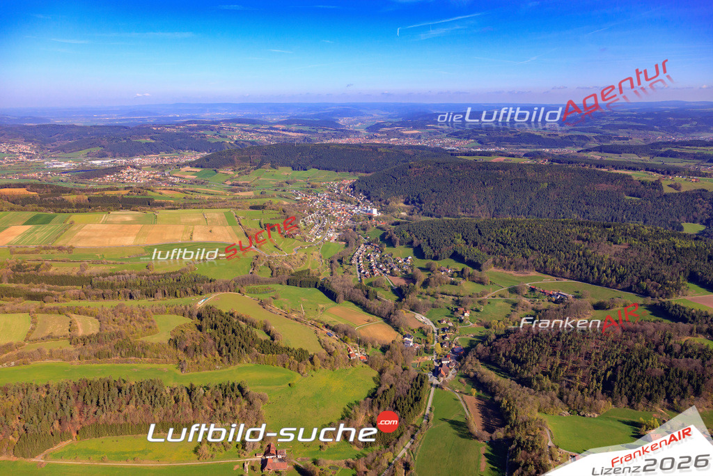 Die Luftaufnahme der Stadt Weissenbrunn wurde 2017 vom Flugzeug heraus erstellt ( keine Drohne )- hohe Auflösung für beste Qualität