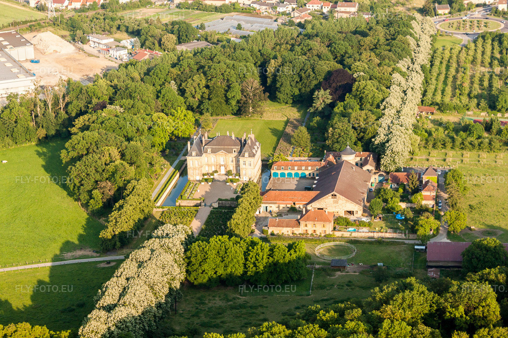 Vue aérienne: Château La Grange à Manom dans le département Moselle, France. Photo: IMG_29510.jpg prise le 26/06/2010 par Werner Riehm/FLY-FOTO.eu – Résolution de l'original: 4752 x 3168 px