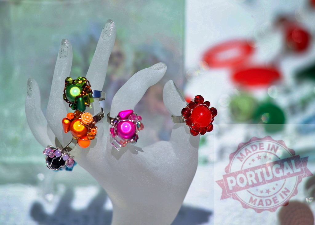 Colorful handmade jewelry rings on mannequin hand display | Colorful beaded jewelry rings displaying on a translucent mannequin hand - Realisiert mit Pictrs.com