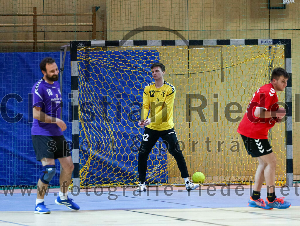 2022-11-12_015_SpVgg_Altenerding_III_gegen_TV_Altoetting_II | Erding, Deutschland, 12.11.2022:
Handball, Bezirksklasse Männer 2022 / 2023, 4. Spieltag, SpVgg Altenerding III gegen TV Altötting II, Endergebnis: 32:25

Stefan Walter (SpVgg Altenerding, #10), Manuel Fußer (SpVgg Altenerding, #12), Levente Vas (TV Altötting, #17)

Foto: Christian Riedel / fotografie-riedel.net