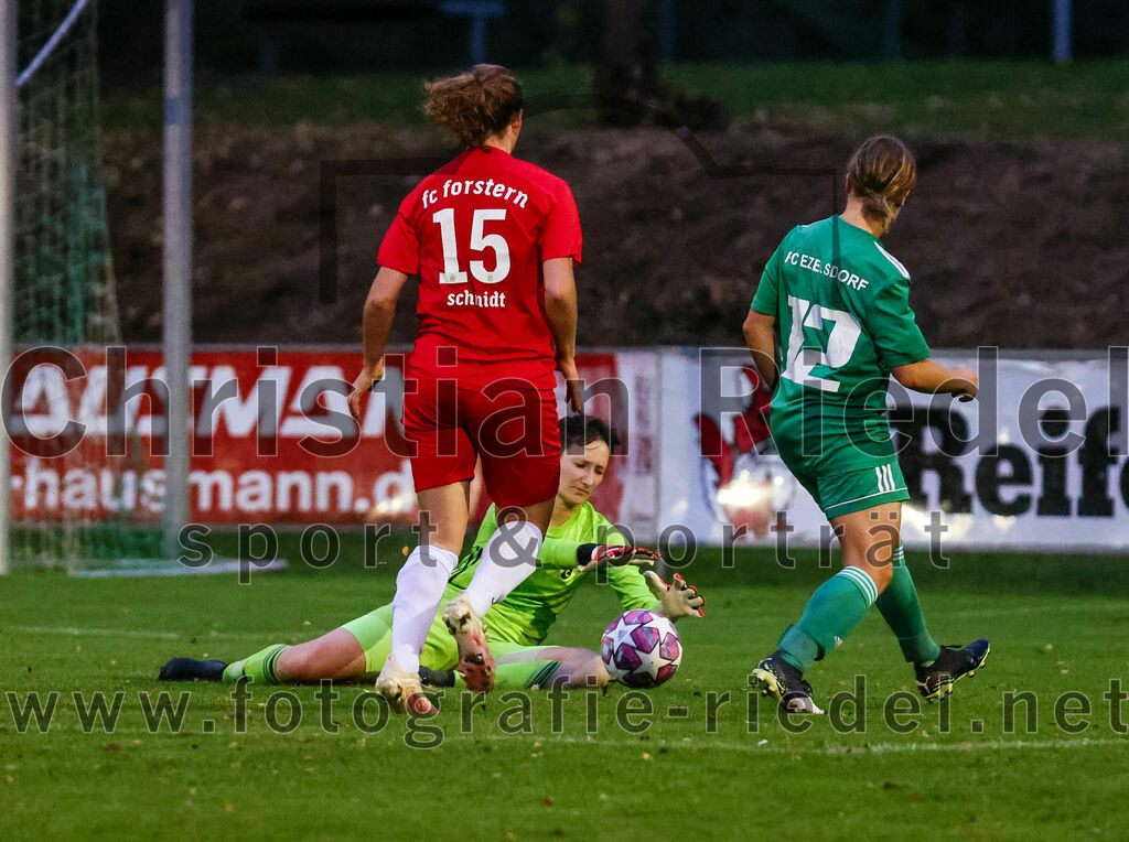 2023-10-21_056_FC_Forstern_gegen_FC_Ezelsdorf | Forstern, Deutschland, 21.10.2023:
Fußball, Frauen Bayernliga 2023 / 2024, 8. Spieltag, FC Forstern gegen FC Ezelsdorf, Endergebnis: 2:1

Torfrau Amelie Bauer (FC Ezelsdorf, #1), Hannah Baumann (FC Forstern, #15), Emma Ring (FC Ezelsdorf, #12)

Foto: Christian Riedel / fotografie-riedel.net