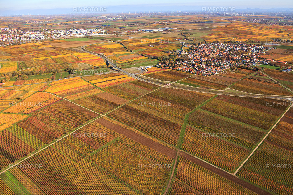 Ortsansicht aus Südwesten inmitten herbstlich gefärbter Weinberge | Luftbild: Ortsansicht aus Südwesten inmitten herbstlich gefärbter Weinberge im Ortsteil Jerusalemsberg in Kirchheim im Bundesland Rheinland-Pfalz in Deutschland. Foto: IMG_123674.jpg vom 31.10.2020 durch Werner Riehm/FLY-FOTO.de - Realisiert mit Pictrs.com