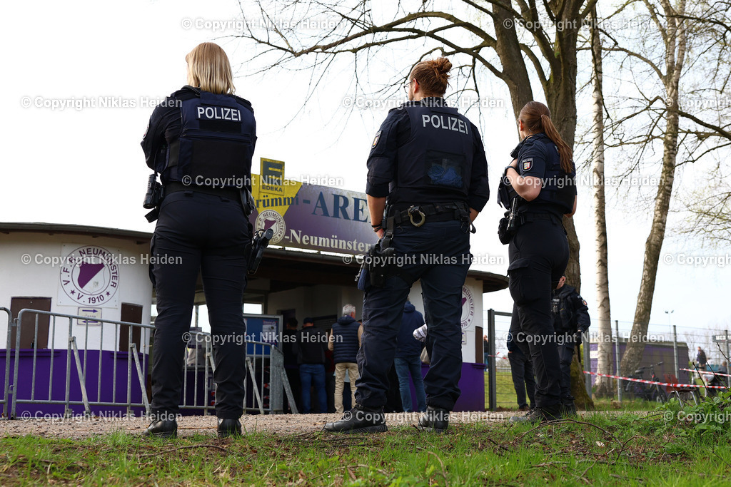 NH_VfRNeumuenster_PSVNeumuenster_FlensOberliga_15042026 | Die Polizei zeigte starke Präsenz beim Flens-Oberliga-Spiel zwischen dem VfR Neumünster und dem PSV Union Neumünster.Fußball I Herren I Flens Oberliga I Saison 2025-2026  I 19. Spieltag I VfR Neumünster - PSV Union Neumünster I 15.04.2026 I VfR Stadion HSP (Grümmi Arena)