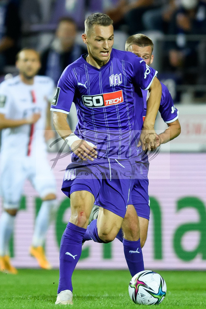 OSNVKO2021090620210906_193 | Fussball, Herren: Sven Koehler (VfL Osnabrueck) in Aktion, am Ball, Einzelaktion beim Spiel der 3. Liga zwischen VfL Osnabrueck und FC Viktoria Koeln im Stadion an der Bremer Bruecke am 06.09.2021 in Osnabrueck, Deutschland.DFB / DFL REGULATIONS PROHIBIT ANY USE OF PHOTOGRAPHS AS IMAGE SEQUENCES AND/OR QUASI-VIDEO. - Realisiert mit Pictrs.com