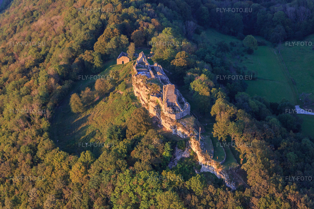 Vue aérienne: Château fort en ruine de, Belvédère et Fointaine Montfaucon sur le Doubs à Montfaucon dans le département Doubs, France – .Photo: IMG_129694.jpg prise le 23/09/2021 par Werner Riehm/FLY-FOTO.eu – Résolution de l'original: 5295 x 3530 px