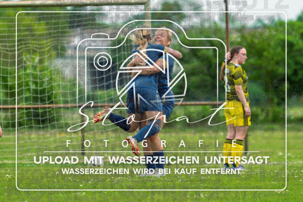 Kreisliga Damen HK - SVN Buchholz vs. SG Fulde | Luisa Baßmann (#10 SVN Buchholz); Kreisliga Damen HK - SVN Buchholz vs. SG Fulde am 03.05.2026 in Sportplatz Buchholz, Buchholz (Aller) - Realisiert mit Pictrs.com