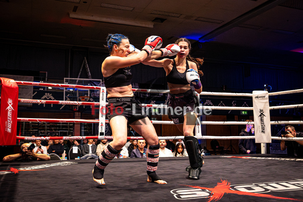 Alexandra Pasztor (Kickboxen Tutzing - blau) gegen Natascha Stark (MFA Penz - rot) | MFA Fight Night Lowkick bis 65kg Kampf 12, Alexandra Pasztor (Kickboxen Tutzing - blau) gegen Natascha Stark (MFA Penz - rot), 20251108,,2025-11-08 in Penzberg (Wellenberghalle Penzberg), Copyright: WolfgangxLindner www.foto-lindner.de