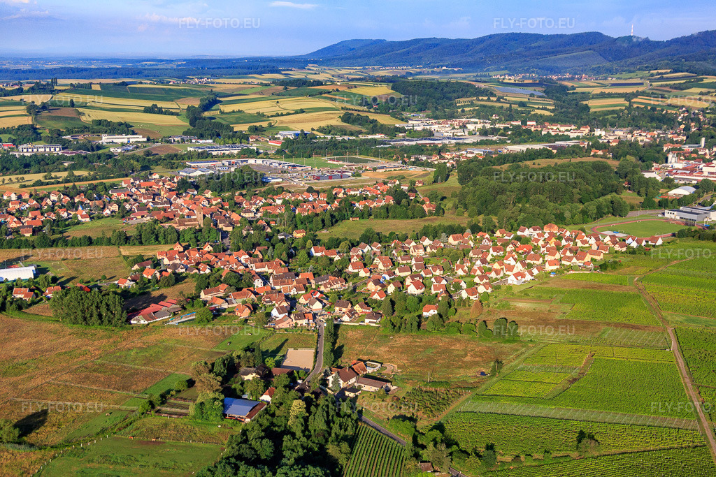 Vue aérienne: Vue de la ville depuis le nord-est à le quartier Altenstadt in Wissembourg dans le département Bas Rhin, France – .Photo: IMG_089930.jpg prise le 26/06/2016 par Werner Riehm/FLY-FOTO.eu – Résolution de l'original: 5472 x 3648 px