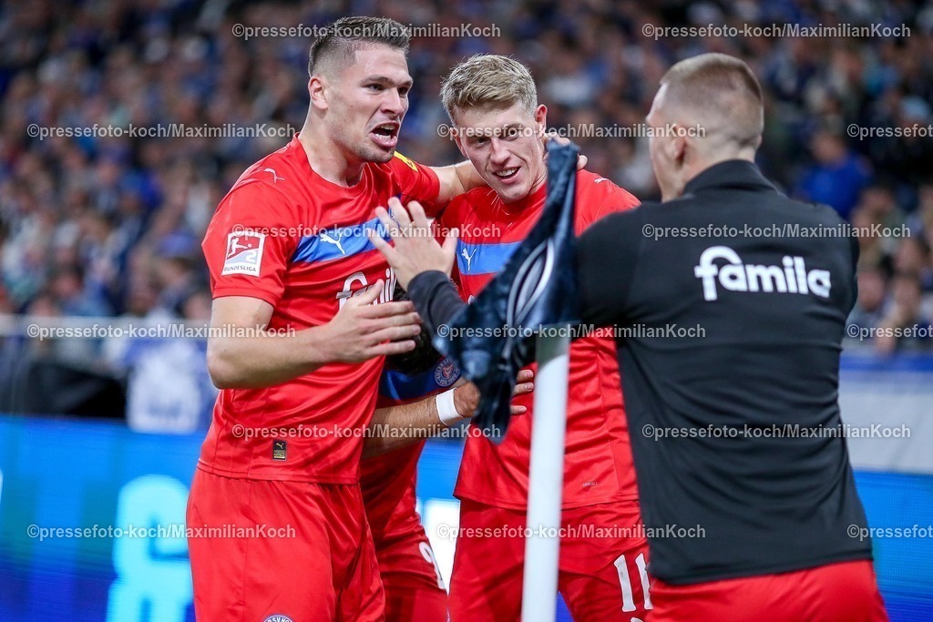 S0413092501048 | 13.09.2025, Fußball, FC Schalke 04 - Holstein Kiel, 5.Spieltag, 2. Fußball Bundesliga, Veltins-Arena Gelsenkirchen, Saison 2025 2026: Torjubel nach dem Tor zum 1:0 durch Torschütze Alexander Bernhardsson (Holstein Kiel #11)  zusammen mit  Adrián Kapralik (Holstein Kiel #20) DFB regulations prohibit any use of photographs as image sequences and or quasi-video.