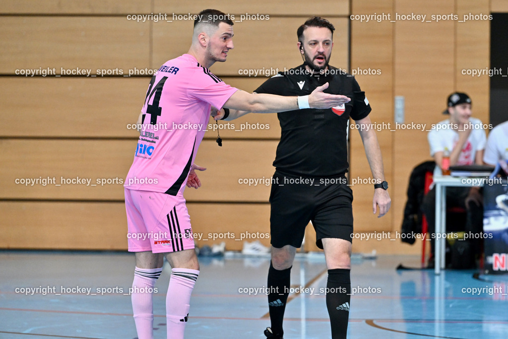 Carinthia Flamengo Futsal Club vs. FC Ljuti Krajisnici | #24 Zoran Vukovic Carinthia Flamengo, Kostacevic Nenad Referee, Carinthia Flamengo Futsal Club vs. FC Ljuti Krajisnici, Carinthia Flamengo Futsal Club vs. FC Ljuti Krajisnici am 05.01.2025 in Klagenfurt (Ballspielhalle Viktring), Austria, (Photo by Bernd Stefan)