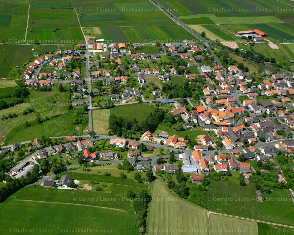 2615718 | LANDENHAUSEN 09.06.2006 Ortsansicht am Rande von landwirtschaftlichen Feldern und Nutzflächen  in Landenhausen im Bundesland Hessen, Deutschland // Village view on the edge of agricultural fields and land  in Landenhausen in the state Hesse, Germany Foto: Gerhard Launer