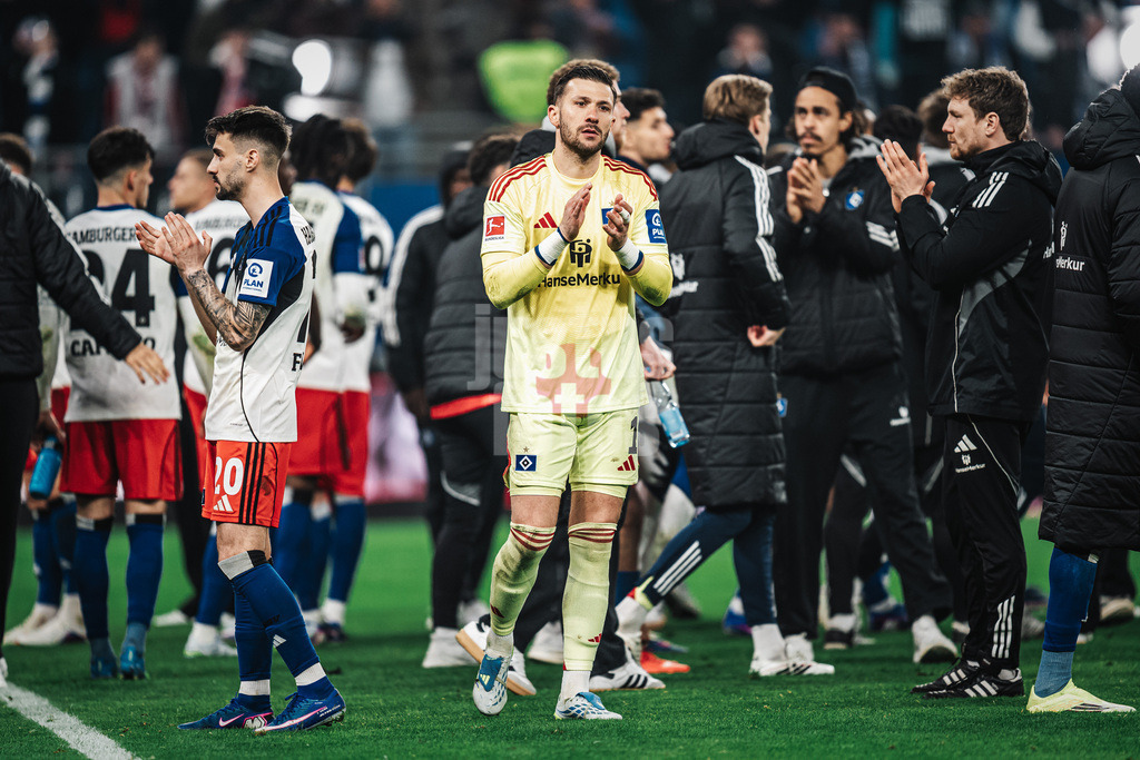 Fußball | Männer | Saison 2025/2026 | 1. Fußball-Bundesliga | 31. Spieltag | Hamburger SV vs. TSG Hoffenheim | 25.04.2026 | Daniel Heuer Fernandes (#1, HSV) enttäuscht nach dem Abpfiff applaudiert den Fans