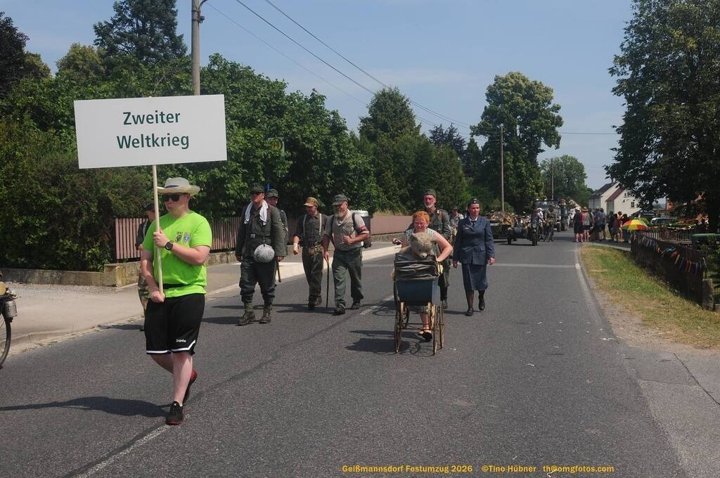 Geißmannsdorf-2026-Festumzug-121 | Festumzug in Geißmannsdorf bei Bischofswerda im Juni 2026. Fotografische Eindrücke und Momentaufnahmen vom Festumzug anläßlich des 800-jährigen Bestehens von Geißmannsdorf - mit Teilnehmern und Gästen, Strohpuppen und geschmückten Vorgärten und Grundstücken - Realisiert mit Pictrs.com