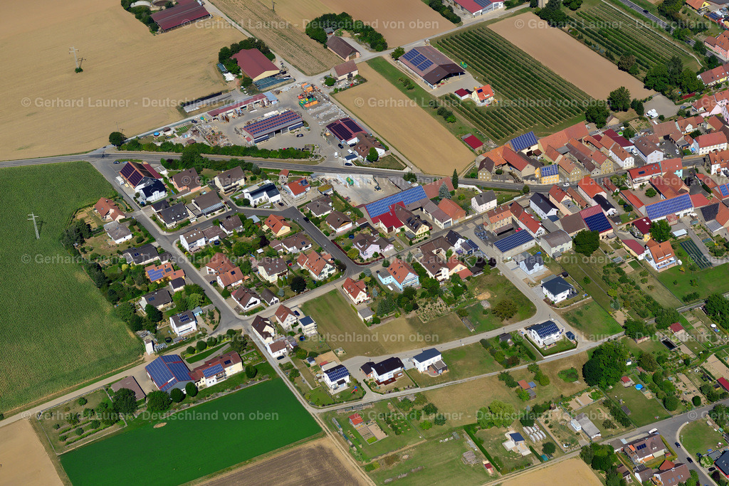 3650260 | BERGTHEIM 31.08.2016 Wohngebiet einer Einfamilienhaus- Siedlung am Rande von landwirtschaftlichen Feldern in Bergtheim im Bundesland Bayern, Deutschland // Single-family residential area of settlement on the edge of agricultural fields in Bergtheim in the state Bavaria, Germany Foto: Gerhard Launer