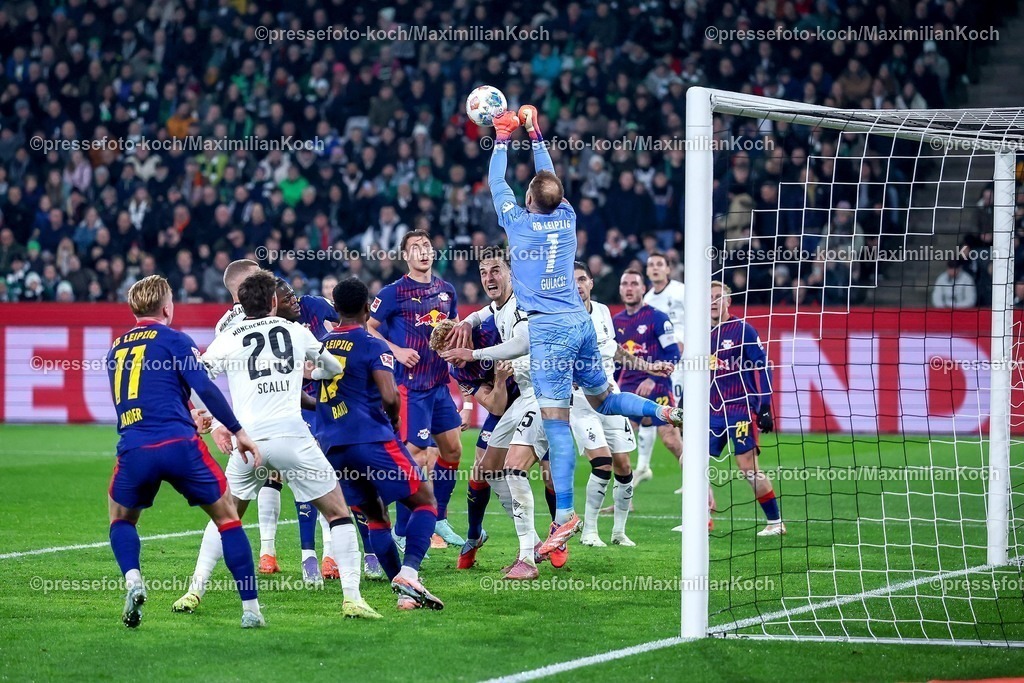 BMG28112501039 | 28.11.2025, Fußball, Borussia Mönchengladbach - RB Leipzig, 1. Fußball Bundesliga, 12.Spieltag, Borussia-Park, Saison 2025 2026: Torhüter Peter Gulacsi (RB Leipzig #01) bei der Parade im Strafraum Strafraumaktion DFB regulations prohibit any use of photographs as image sequences and or quasi-video.