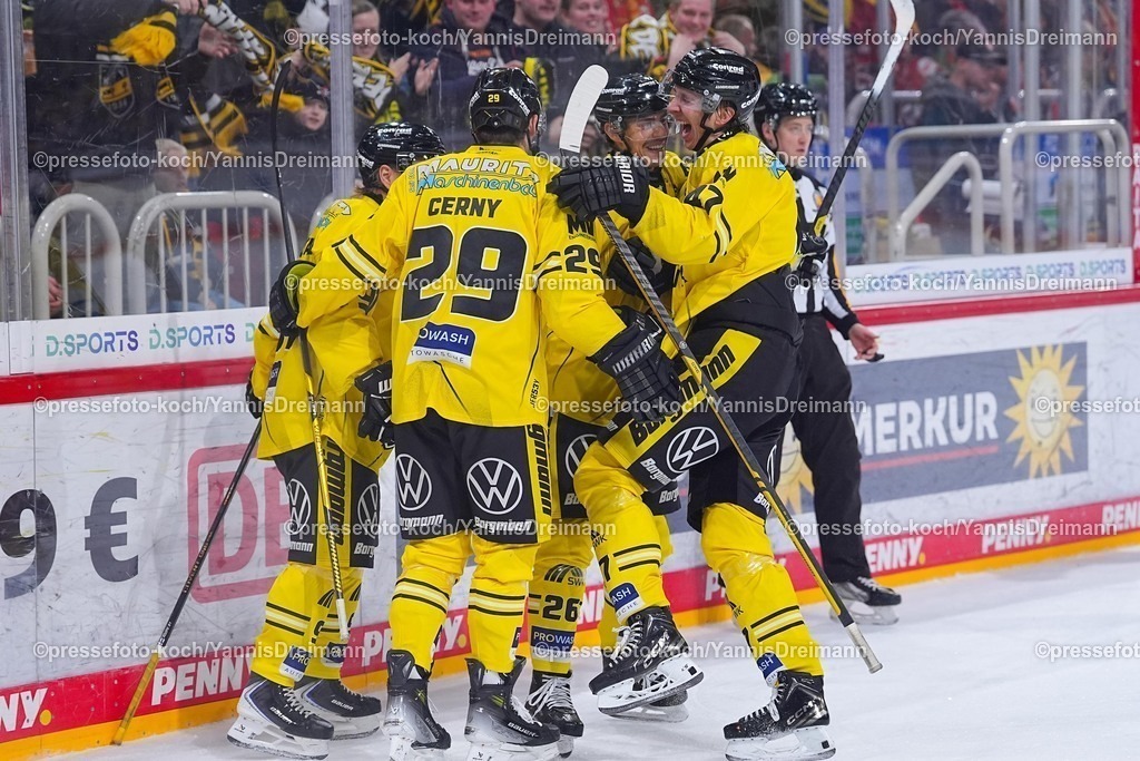 xYDRx30112501019 | 30.11.2025, xydrx, Eishockey, DEL2, Düsseldorfer EG - Krefeld Pinguine, PSD Bank Dome Düsseldorf: Torjubel nach dem Tor zum 3:0 für die Krefeld Pinguine durch Torschütze Daniel Bruch (Krefeld Pinguine #26) zusammen mit Roppe Maekitalo (Krefeld Pinguine #91) und Carl Konze (Krefeld Pinguine #47)Photo: xYannisxDreimannxPressefotoKochx