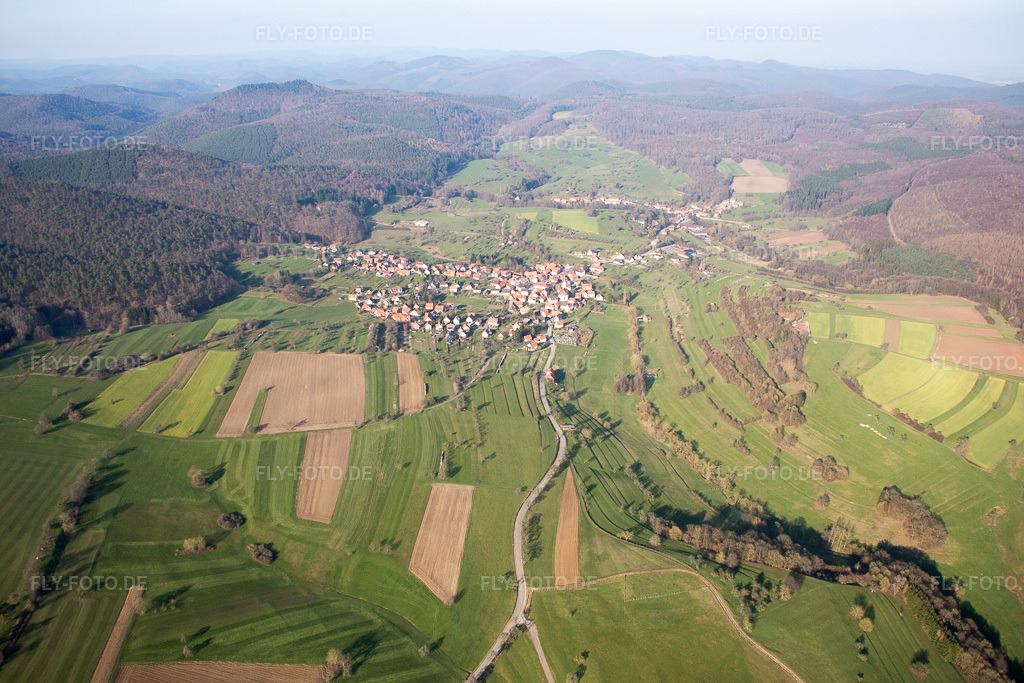 Luftbild: Ortsansicht in Wingen im Bundesland Bas-Rhin in Frankreich. Foto: IMG_086687.jpg vom 26.03.2016 durch Werner Riehm/FLY-FOTO.de
