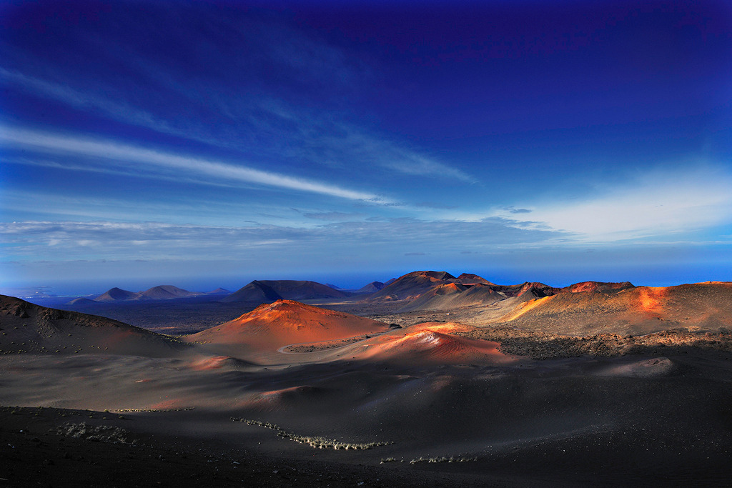 Montañas del Fuego | Panoramaaufnahme der Feuerberge im „Parque Nacional de Timanfaya“ auf Lanzarote. Die Farben der erloschenen Vulkane wechseln von tiefschwarzer Vulkanasche bis zu rotem Gestein. - Realisiert mit Pictrs.com