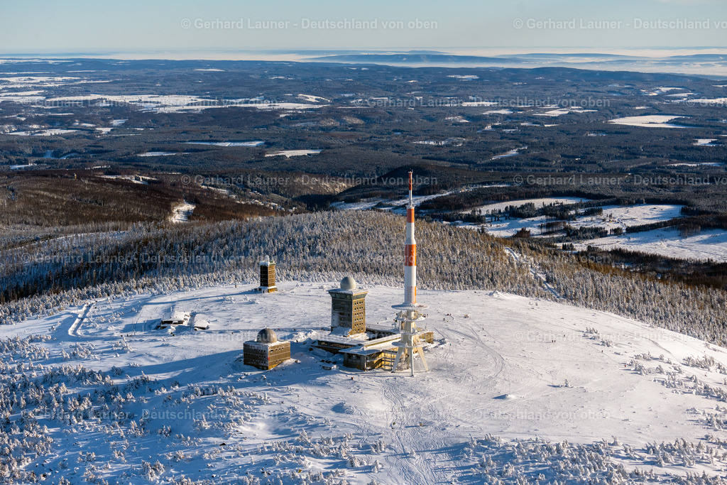 4044904 | SCHIERKE 14.02.2021 Winterlich schneebedeckte Funkturm und Sendeanlage auf der Kuppe des Brocken im Nationalpark Harz in Schierke im Bundesland Sachsen-Anhalt, Deutschland. Weiterführende Informationen bei: DFMG Deutsche Funkturm GmbH,  Deutscher Wetterdienst DWD. // Wintry snowy radio tower and transmitter on the crest of the mountain range Brocken in Harz in Schierke in the state Saxony-Anhalt, Germany. Further information at: DFMG Deutsche Funkturm GmbH,  Deutscher Wetterdienst DWD. Foto: Gerhard Launer