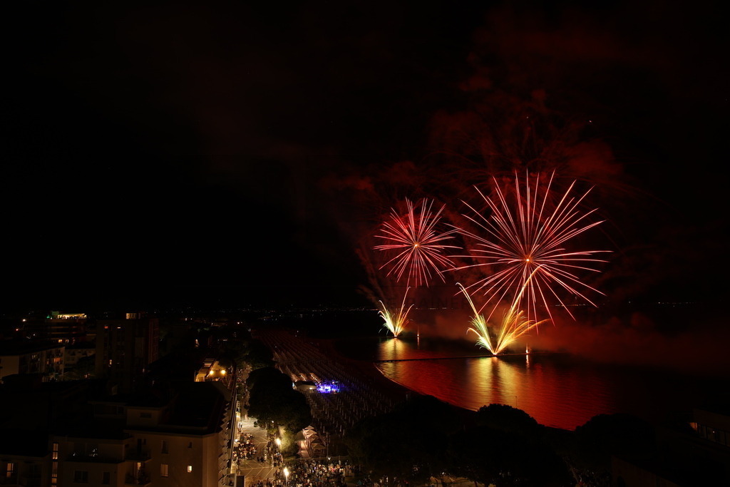 Ferragosto Fireworks in Grado, Italy | GRADO, ITALY, 15.AUG.26 - FIREWORKS - Ferragosto fireworks over the Adriatic Sea in Grado, Italy. Colorful fireworks light up the night sky above the beach, coastline and waterfront during the traditional summer celebration. - Realisiert mit Pictrs.com