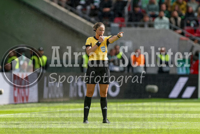 14.05.2026, GER, Fussball, Frauen, DFB-Pokal, Finale, Saison 2025/2026, VfL Wolfsburg - FC Bayern München | Schiedsrichterin Franziska Wildfeuer gestikuliert, Gestik und Mimik