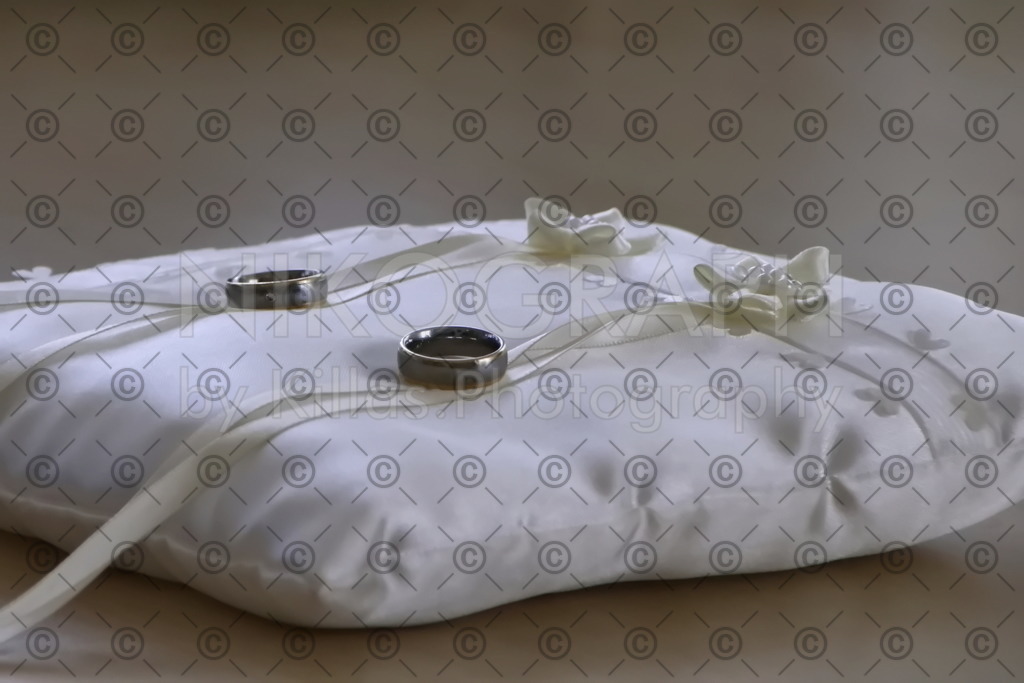 Ringe | Eheringe auf einem Kissen.