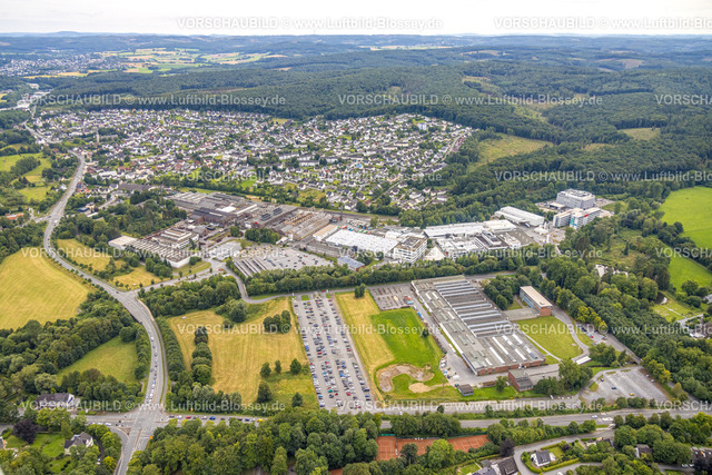 Warstein240713633Belecke | Luftbild, Wohngebiet Ortsansicht Belecke und Waldgebiet, Gewerbegebiet Belecke-West, Max Planck Straße mit Infineon Technologies, Stahl-Armaturen PERSTA GmbH Maschinenbauunternehmen mit Parkplatz, Bundesstraße B55, Belecke, Warstein, Sauerland, Nordrhein-Westfalen, Deutschland