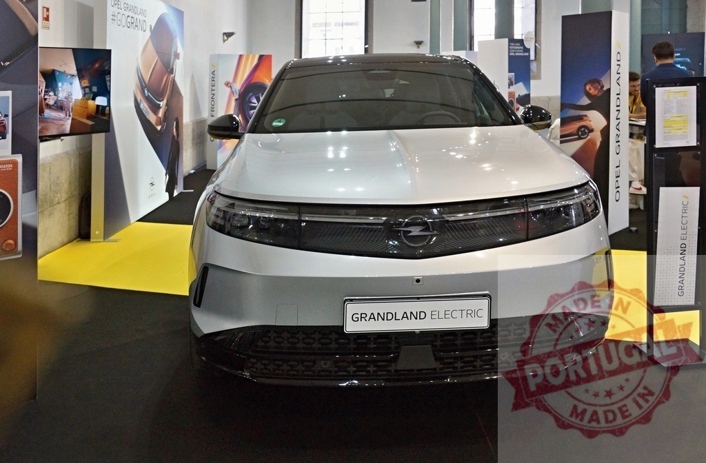Opel Grandland Electric SUV on display at automotive exhibition | Opel Grandland Electric crossover SUV presenting sustainable transportation in a showroom - Realized with Pictrs.com