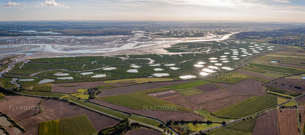 Vue aérienne: Delta et estuaire de la Somme avec étangs d'élevage de poissons à Saint-Valery-sur-Somme en Picardie à Pendé dans le département Somme, France. Photo: IMG_70970-Pano.jpg prise le 24/08/2014 par Werner Riehm/FLY-FOTO.euRésolution de l'original: 6915 x 3069 px