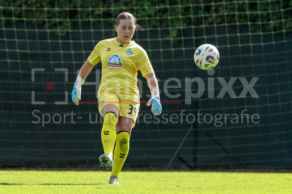 Fussball, Testspiel Frauen, SV Werder Bremen - SC Heerenveen | Mariella El Sherif (Torhüterin, Torwart, SV Werder Bremen, 39) am Ball, Freisteller, Einzelbild, Ganzkörper, Aktion, Action, Spielszene