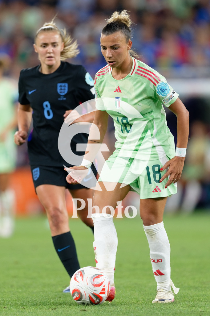 England v Italy - UEFA Women's EURO 2025 Semi-Final | GENEVA, SWITZERLAND - JULY 22:  Arianna Caruso of Italy passes the ball  during the UEFA Women's EURO 2025 Semi-Final match between England and Italy at Stade de Geneve on July 22, 2025 in Geneva, Switzerland. (Photo by Giuseppe Velletri/Sports Press Photo/Getty Images)