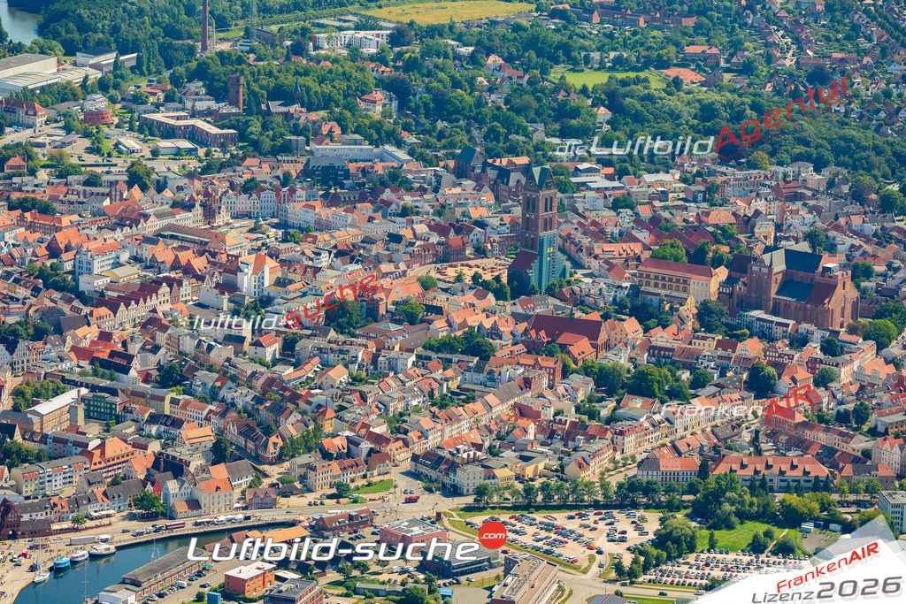 Luftaufnahme Altstadt Wismar - Die Luftaufnahme wurde 2025 vom UL-Flugzeug heraus erstellt ( ohne Drohne ) - Hochauflösende Luftaufnahme - für professionelle Ausdrucke geeignet. Die Geschenkidee !Mit Lizenz und Bildrechte bestellbar