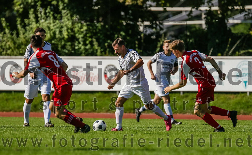 2023-09-09_010_FC_Herzogstadt_II_gegen_SG_Hoerlkofen_Woerth | Erding, Deutschland, 09.09.2023:
Fußball, A-Klassel 2023 / 2024, 6. Spieltag, FC Herzogstadt II gegen SG Hörlkofen/Wörth, Endergebnis: 1:2

Korbinian Nußrainer (SG Hörlkofen/Wörth, #8), Dan Adrian Kohlmann (FC Herzogstadt, #10), Jakob Englhart (SG Hörlkofen/Wörth, #3)

Foto: Christian Riedel / fotografie-riedel.net