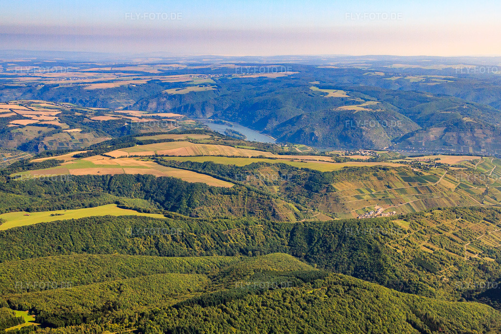 Luftbild: Blick über den Hunsrück bis Bacharach in Bacharach im Bundesland Rheinland-Pfalz in Deutschland. Foto: IMG_44498.jpg vom 20.08.2011 durch Werner Riehm/FLY-FOTO.de