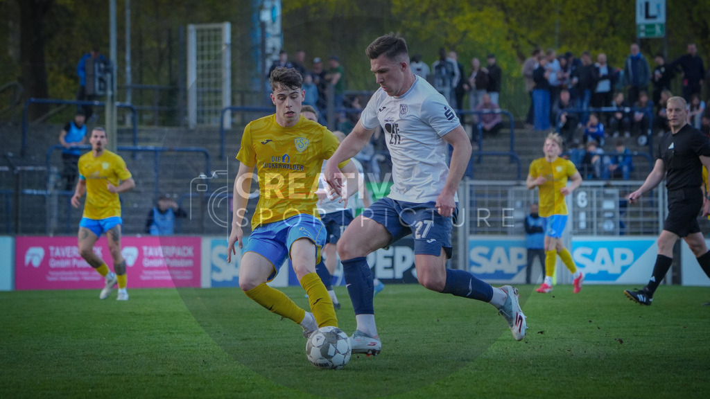 Fußball, Herren, Saison 2025/2026, Regionalliga Nordost, 30. Spieltag, FSV 63 Luckenwalde vs. SV Babelsberg 03, Freitag 17.04.2026, Karl-Liebknecht-Stadion Potsdam | Fußball, Herren, Saison 2025/2026, Regionalliga Nordost, 30. Spieltag, FSV 63 Luckenwalde vs. SV Babelsberg 03, Freitag 17.04.2026, Karl-Liebknecht-Stadion Potsdam, Im Bild: Tim Maciejewski (l. Luckenwalde) und Gordon Büch (r. Babelsberg) - Realisiert mit Pictrs.com