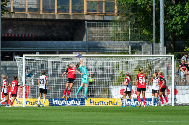 20240915NSZ_5956 | Stina Johannes (Eintracht Frankfurt,No.01) fängt den Eckball vor Caroline Kehrer (Bayer Leverkusen,No.09) abDEU, Leverkusen, 15.09.2024 Fußball, Google Pixel Frauen-Bundesliga, Saison 2024/2025, Bayer 04 Leverkusen - Eintracht Frankfurt - Realisiert mit Pictrs.com