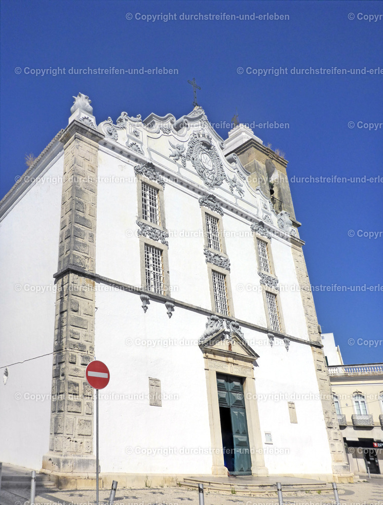 Igreja Matriz de Nossa Senhora do Rosario in Olhão | Die Kirche Nossa Senhora do Rosário ist die Hauptkirche von Olhão, eine bemerkenswerte Sehenswürdigkeit der Stadt, die für ihre Barockarchitektur und ihren Glockenturm bekannt ist. - Realisiert mit Pictrs.com