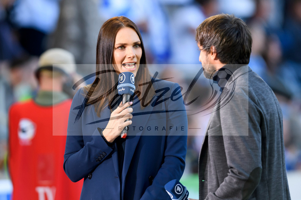FCMFCK20210904_107 | Fussball, Herren: Sportschau-Moderatorin Esther Sedlaczek schaut beim Spiel der 3. Liga zwischen 1. FC Magdeburg und 1. FC Kaiserslautern in der MDCC-Arena am 04.09.2021 in Magdeburg, Deutschland.DFB / DFL REGULATIONS PROHIBIT ANY USE OF PHOTOGRAPHS AS IMAGE SEQUENCES AND/OR QUASI-VIDEO. - Realisiert mit Pictrs.com