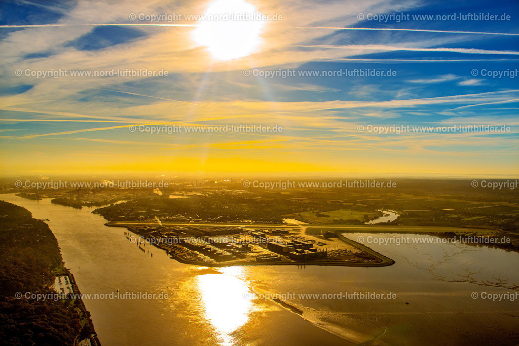 Hamburg_Finkenwerder_Airbus_ELS_4405091022 | HAMBURG 09.10.2022 Airbus Werksgelände Finkenwerder im Sonnenaufgang in Hamburg, Deutschland. // Airbus factory premises Finkenwerder in sunset in Hamburg, Germany. Foto: Martin Elsen